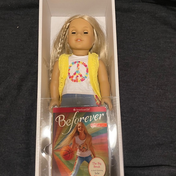 AMERICAN GIRL JULIE ALBRIGHT BEFOREVER 2022 W/BOOK + ACCESORIES - Picture 8 of 14